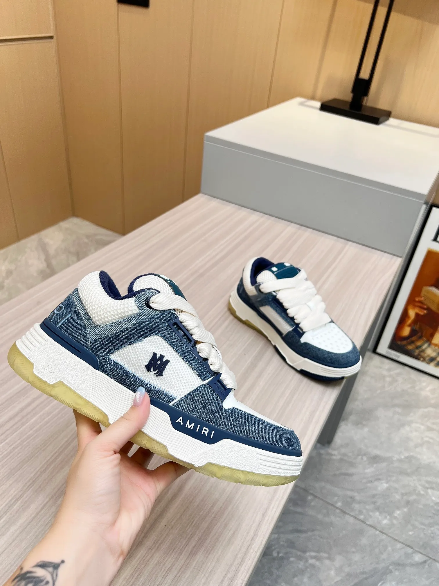 p620💰Men's shoes Amiri Emile's 2023 spring and summer new MA-1 bread shoes, couple models, casual sports shoes, sneakers Amiri gave up the rock punk style in the new season and used a large number of unsaturated colors, Morandi tones, whether you see or wear them, it will make people very happy. The large tongue of the bread shoes continues, shortens the length of the shoe body, thickens the midsole, and the toe part is more rounded. Amiri's brand letters and MA logo appear on the side of the shoe. Fabric: Original customized imported first-layer cowhide + mesh. Lining: Original customized breathable towel lining. Outsole. Foam combination material. Bottom thickness: 4CM. Size: Men's 39-45